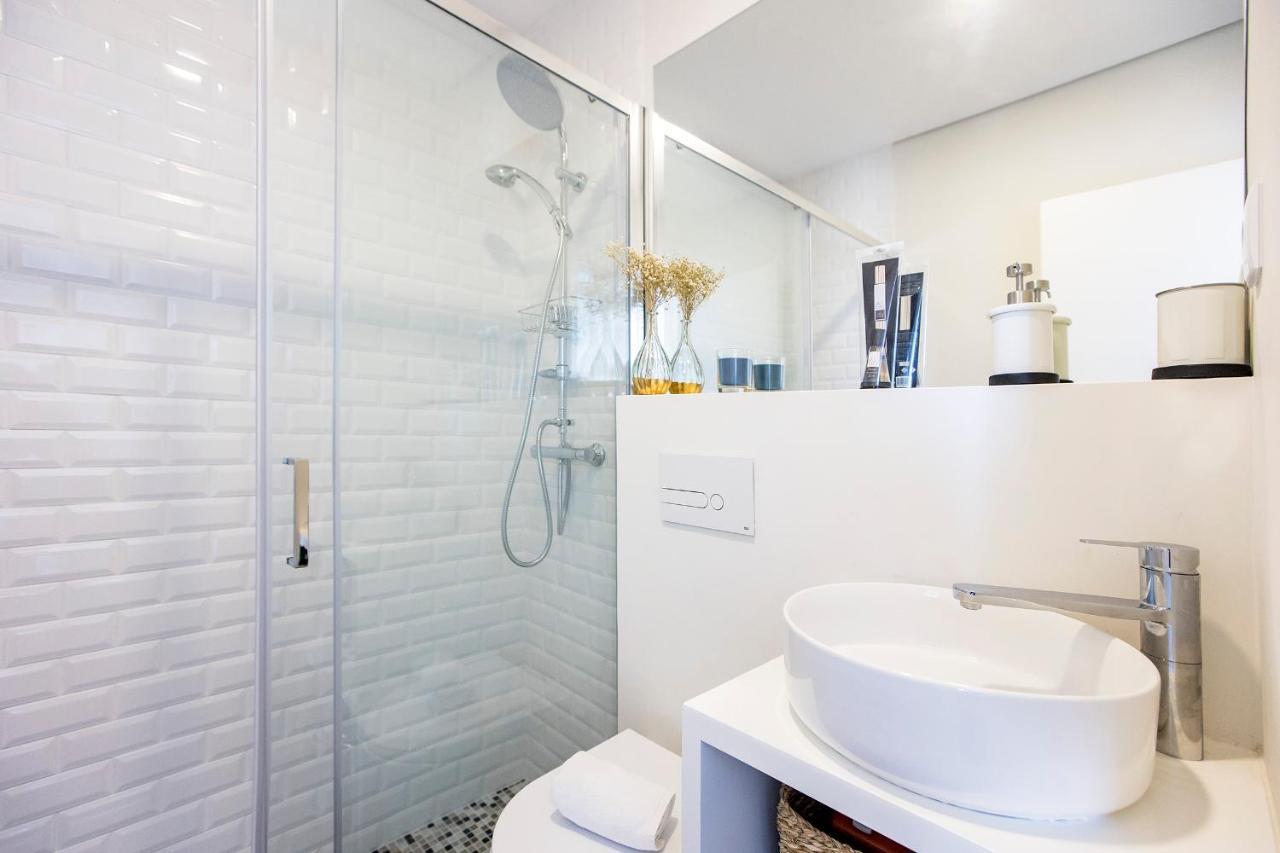 Elegant Studio W/ Ac & Balcony By Lovelystay Porto Buitenkant foto